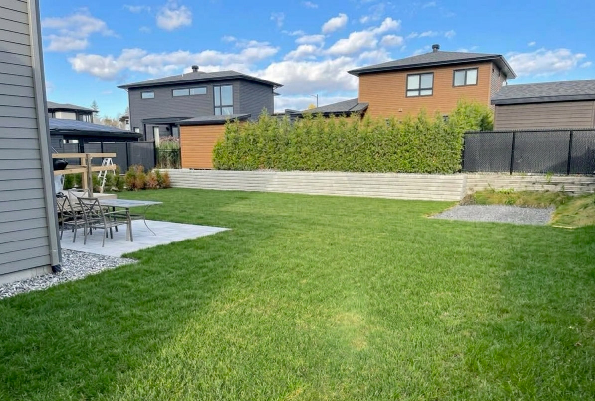 Mur de soutènement et gazon